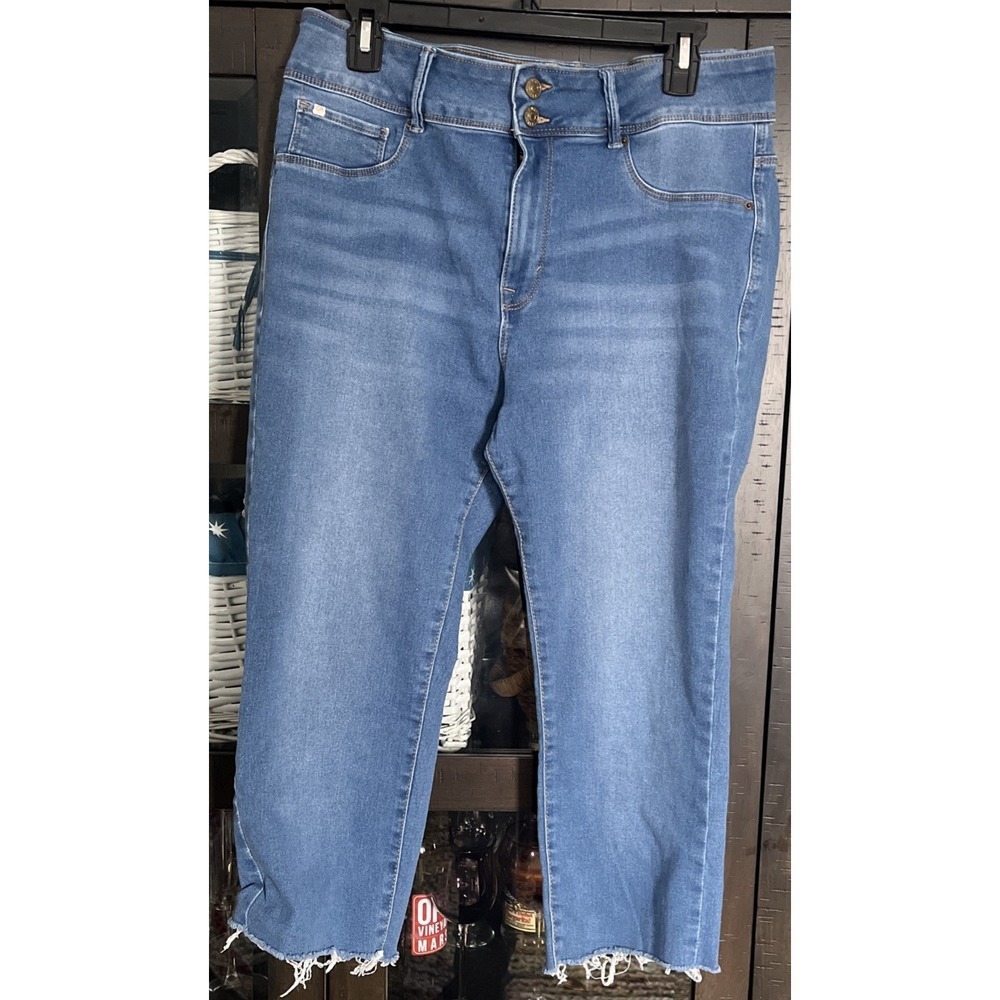 Curve Appeal Jeans Women's 14/32 Off Duty Straight Cropped Frayed Hem Light Wash